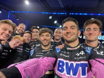Ocon, Gasly y otros miembros del equipo Alpine
