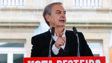 El expresidente del Gobierno José Luis Rodriguez Zapatero participa en un mitín en Ferrol este domingo.