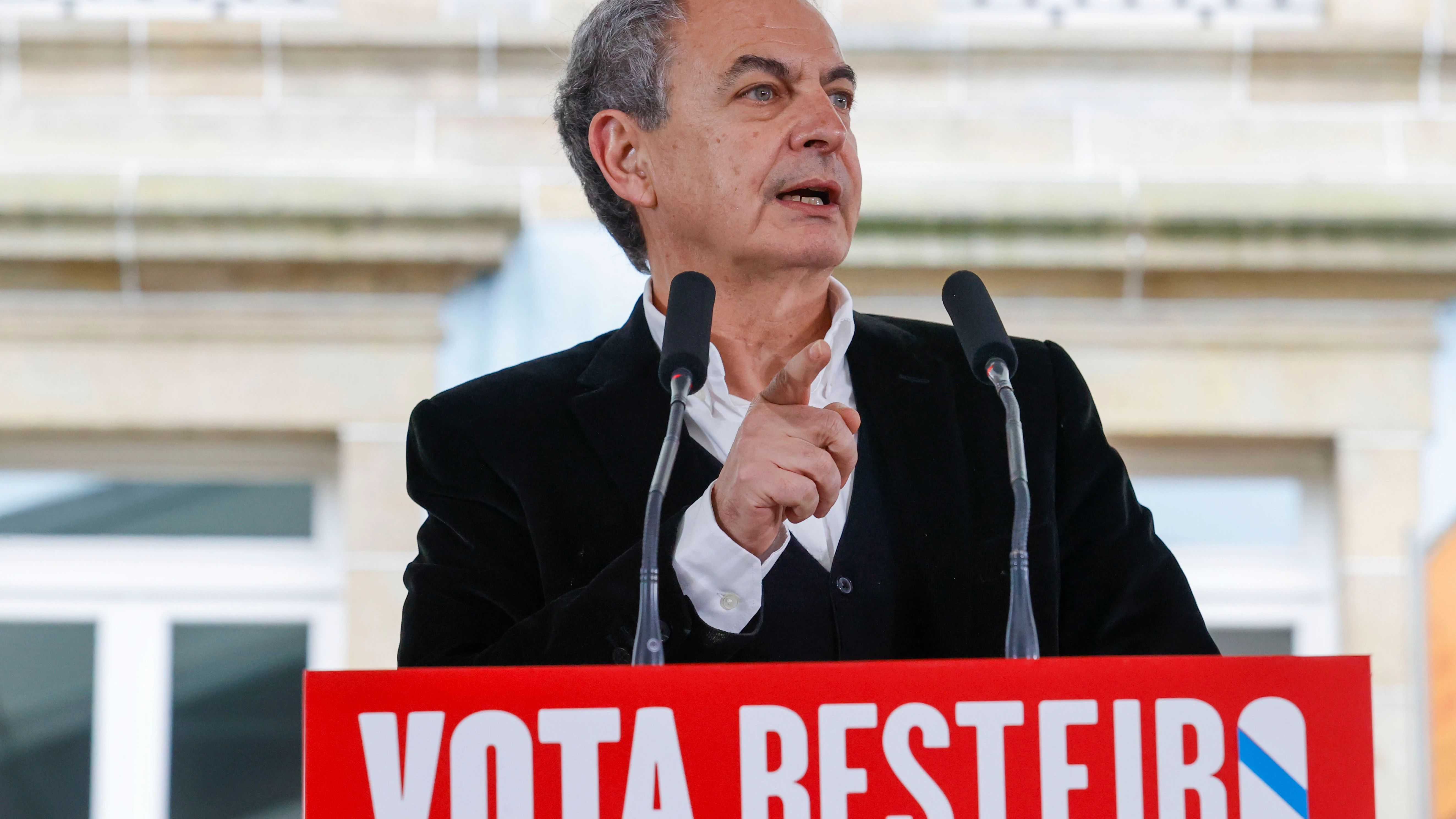 El expresidente del Gobierno José Luis Rodriguez Zapatero participa en un mitín en Ferrol este domingo.