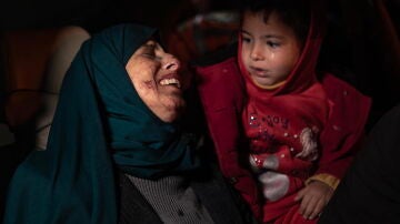 Una mujer herida junto con su hija en un hospital tras los ataques aéreos israelíes contra el campo de refugiados de Rafah