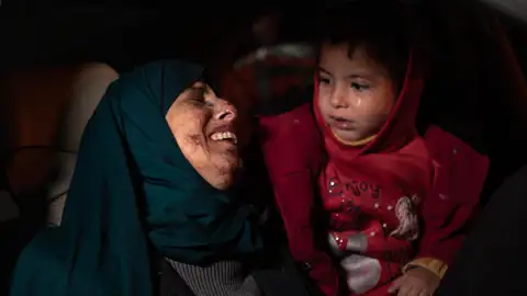 Una mujer herida junto con su hija en un hospital tras los ataques aéreos israelíes contra el campo de refugiados de Rafah