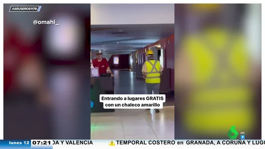 Demuestra que se puede entrar a cualquier sitio con un chaleco amarillo: así se cuela en el cine, en una tienda y hasta en un concesionario Demuestra que se puede entrar a cualquier sitio con un chaleco amarillo: así se cuela en el cine, en una tienda y hasta en un concesionario