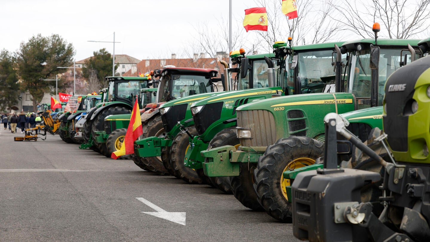 Varios tractores a su llegada a la localidad madrile&ntilde;a de Torrej&oacute;n de Velasco tras partir desde la vecina Titulcia este lunes en el marco de la marcha de tractores por la Comunidad de Madrid convocada por las organizaciones agrarias Asaja, COAG y UPA. 