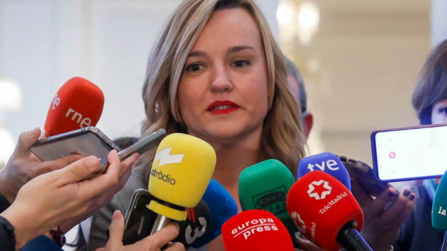 La ministra de Educaci&oacute;n y portavoz del Gobierno, Pilar Alegr&iacute;a, atiende a los medios a su llegada al desayuno informativo de Nueva Econom&iacute;a Forum, protagonizado por la presidenta del Congreso, Francina Armengol