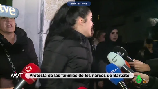 Familiares de los narcos increpan a la prensa en Barbate: "No son asesinos, se buscan la vida" Familiares de los narcos increpan a la prensa en Barbate: "No son asesinos, se buscan la vida"