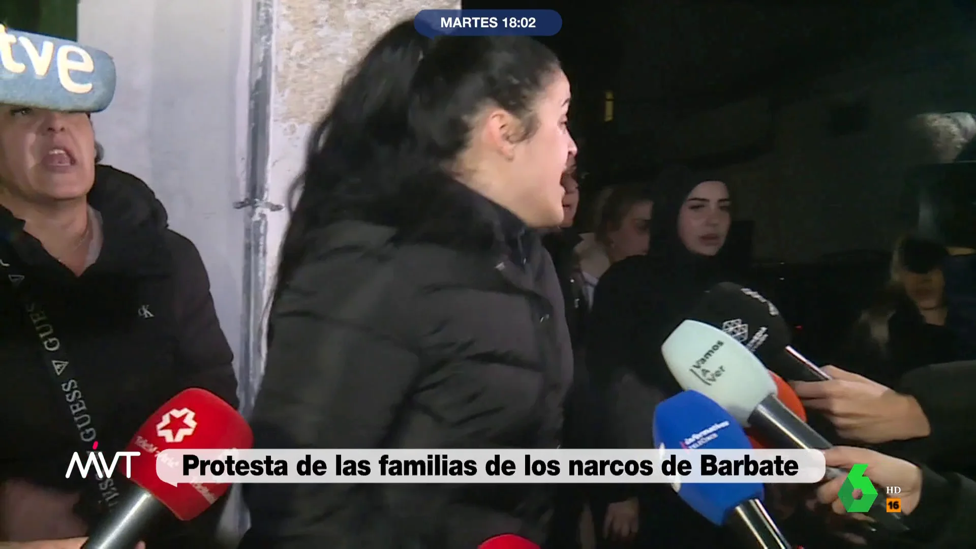 Familiares de los narcos increpan a la prensa en Barbate: "No son asesinos, se buscan la vida"