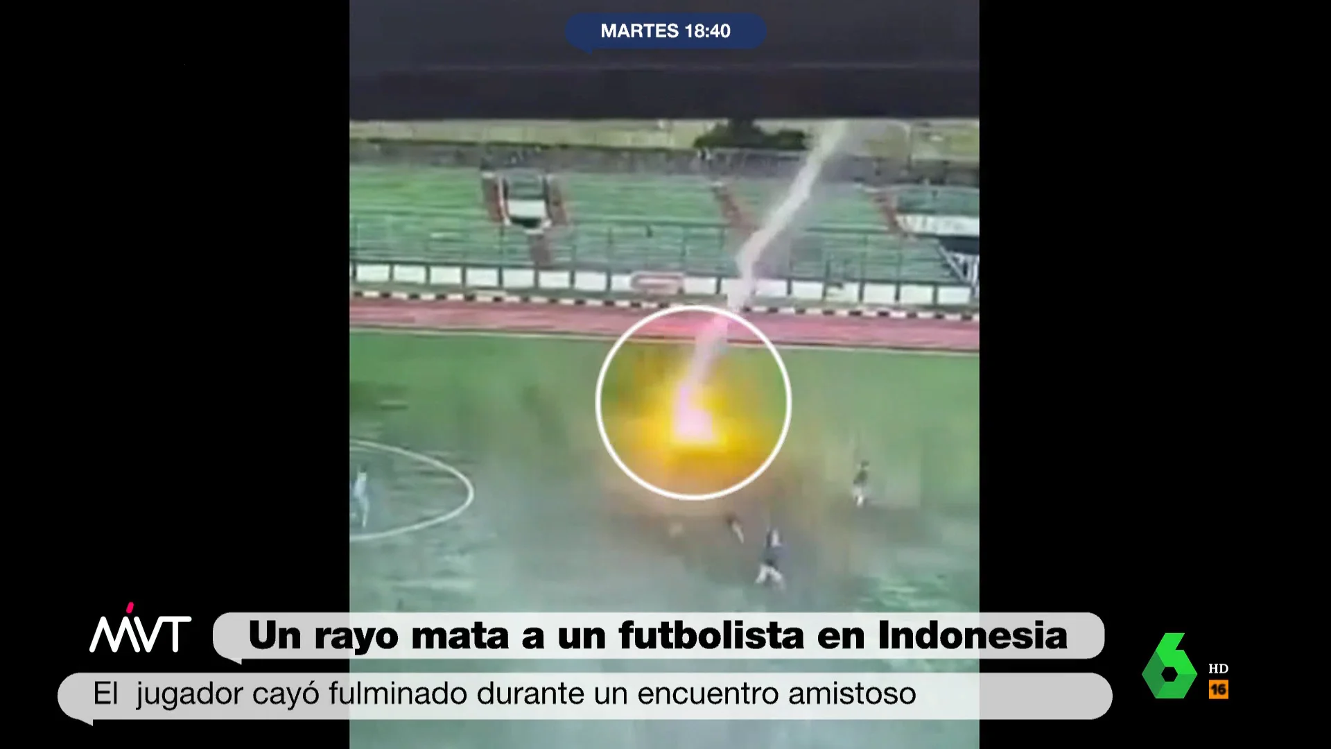 "La temperatura que alcanza un rayo al tocar tierra es de 30.000 grados, la misma que en la corona superficial del sol", explica Joanna Ivars en este vídeo donde analiza las imágenes del futbolista que ha muerto fulminado por un rayo en Indonesia.