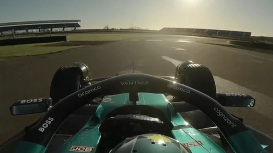 Lance Stroll conduciendo el nuevo AMR24 Lance Stroll conduciendo el nuevo AMR24