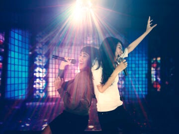 Dos amigas cantando en un Karaoke