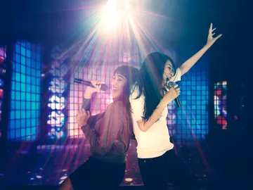 Dos amigas cantando en un Karaoke Dos amigas cantando en un Karaoke