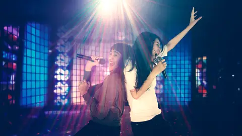 Dos amigas cantando en un Karaoke Dos amigas cantando en un Karaoke