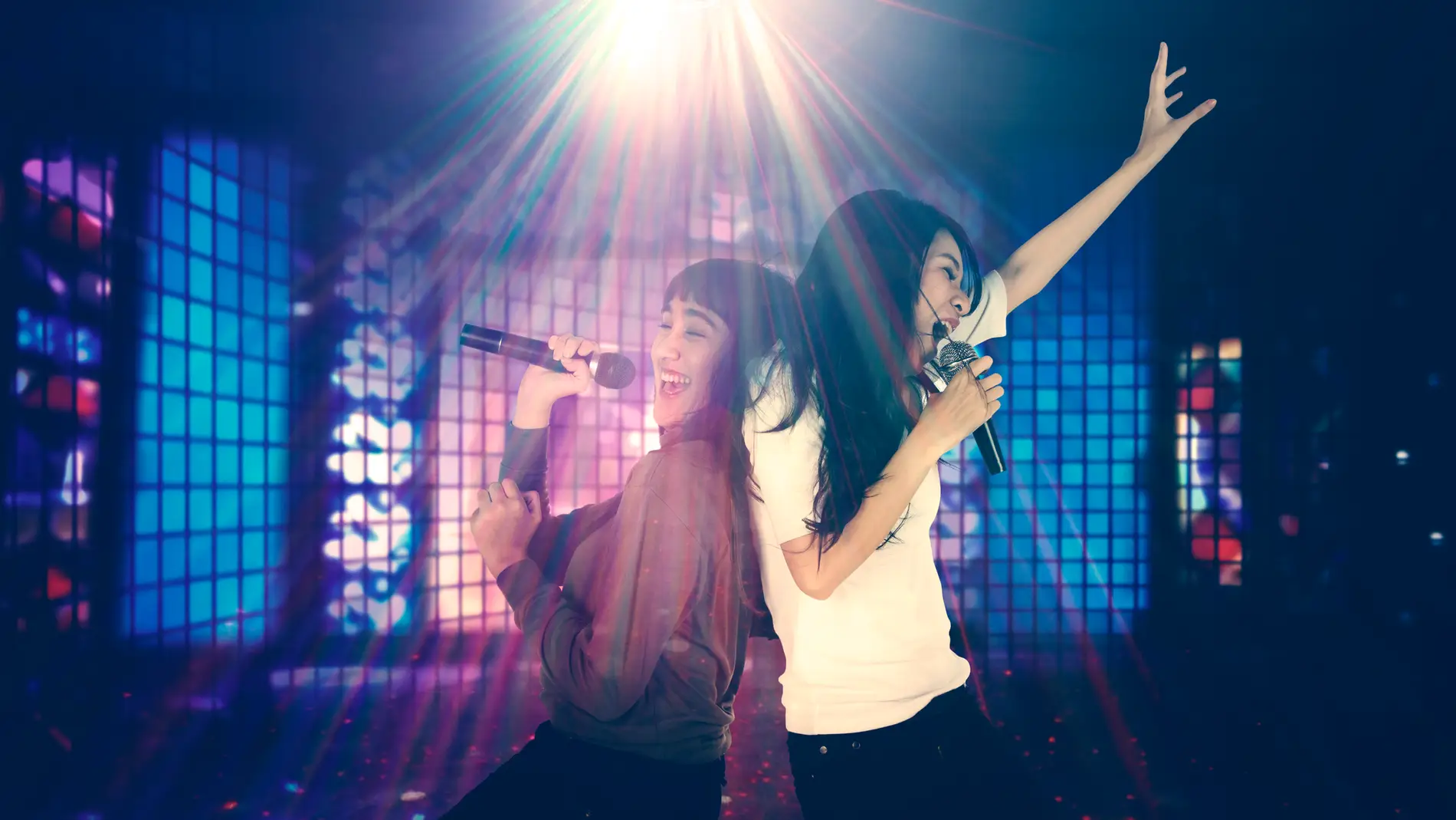 Dos amigas cantando en un Karaoke