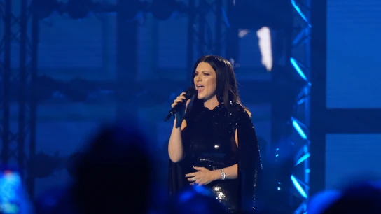 El mensaje de Laura Pausini tras su aparatosa caída en pleno concierto: "Me resbalé pero no pasó nada" El mensaje de Laura Pausini tras su aparatosa caída en pleno concierto: "Me resbalé pero no pasó nada"