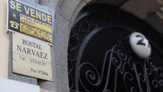 Un cartel de 'Se vende' pegado en un portal, a 28 de diciembre de 2022, en Madrid (España). Un cartel de 'Se vende' pegado en un portal, a 28 de diciembre de 2022, en Madrid (España).