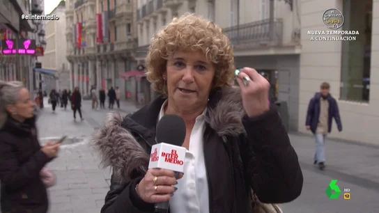 Los españoles se 'quejan' de la insistencia de Feijóo pidiendo su apoyo "Feijóo me llama todos los días, y encima a la hora de la siesta", afirma una chica frente a las cámaras de El Intermedio, mientras que otra recibe su llamada en directo: "¿Alguien sabe cómo se bloquea un número?", pregunta en este vídeo.
