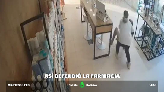 Una auxiliar de farmacia se enfrenta con la maniobra del mataleón a un hombre que quería destrozar el local Una auxiliar de farmacia se enfrenta con la maniobra del mataleón a un hombre que quería destrozar el local