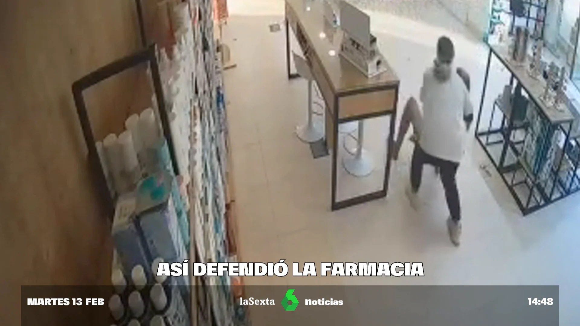 Una auxiliar de farmacia se enfrenta con la maniobra del mataleón a un hombre que quería destrozar el local