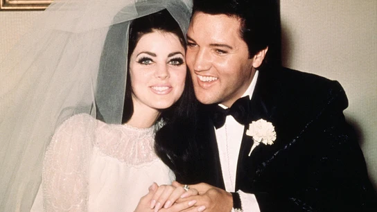 Elvis Presley se sienta con su novia Priscilla Ann Beaulieu, tras su boda el 1 de mayo de 1967. Elvis Presley se sienta con su novia Priscilla Ann Beaulieu, tras su boda el 1 de mayo de 1967.