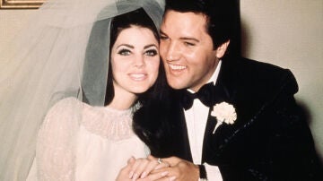 Elvis Presley se sienta con su novia Priscilla Ann Beaulieu, tras su boda el 1 de mayo de 1967.