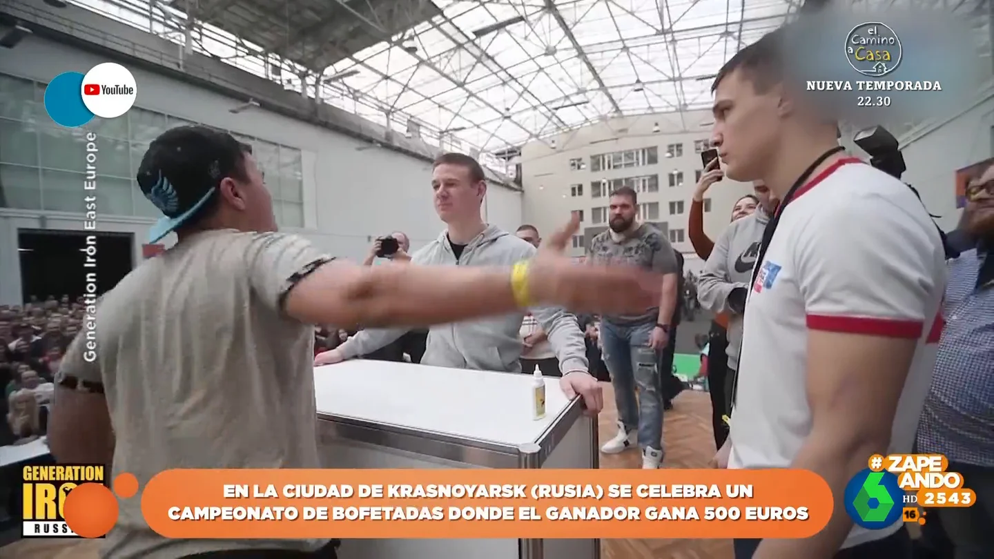 La reacción de Dani Mateo tras descubrir un concurso siberiano de dar bofetadas: "A este concurso se presentó un oso y perdió" La reacción de Dani Mateo tras descubrir un concurso siberiano de dar bofetadas: "A este concurso se presentó un oso y perdió"