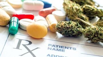 Imagen de archivo. Primer plano de pastillas recetadas con cannabis medicinal y papel recetado.
