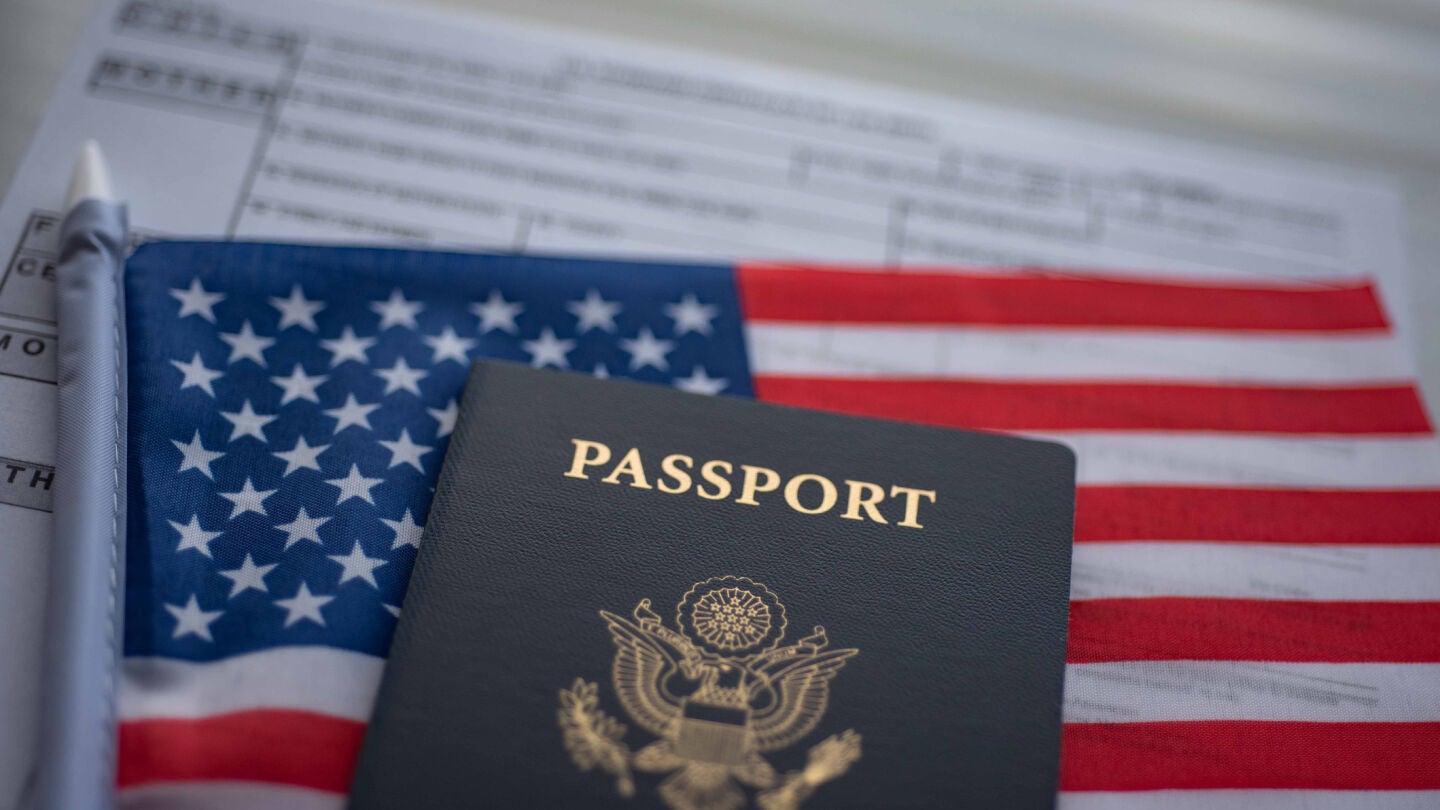 Pasaporte y bandera de Estados Unidos