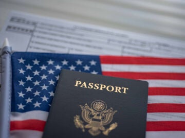 Pasaporte y bandera de Estados Unidos