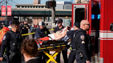 Las autoridades evacúan a uno de los heridos en el tiroteo durante la celebración de los Kansas City Chiefs por la Super Bowl