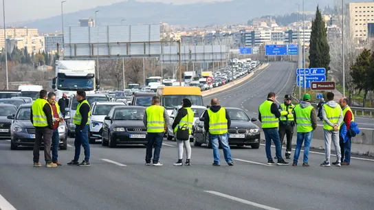 Agricultores y ganaderos granadinos han colapsado este martes la Circunvalación de Granada y mantienen cortados varios tramos de las autovías A-92 y A-44. Agricultores y ganaderos granadinos han colapsado este martes la Circunvalación de Granada y mantienen cortados varios tramos de las autovías A-92 y A-44.