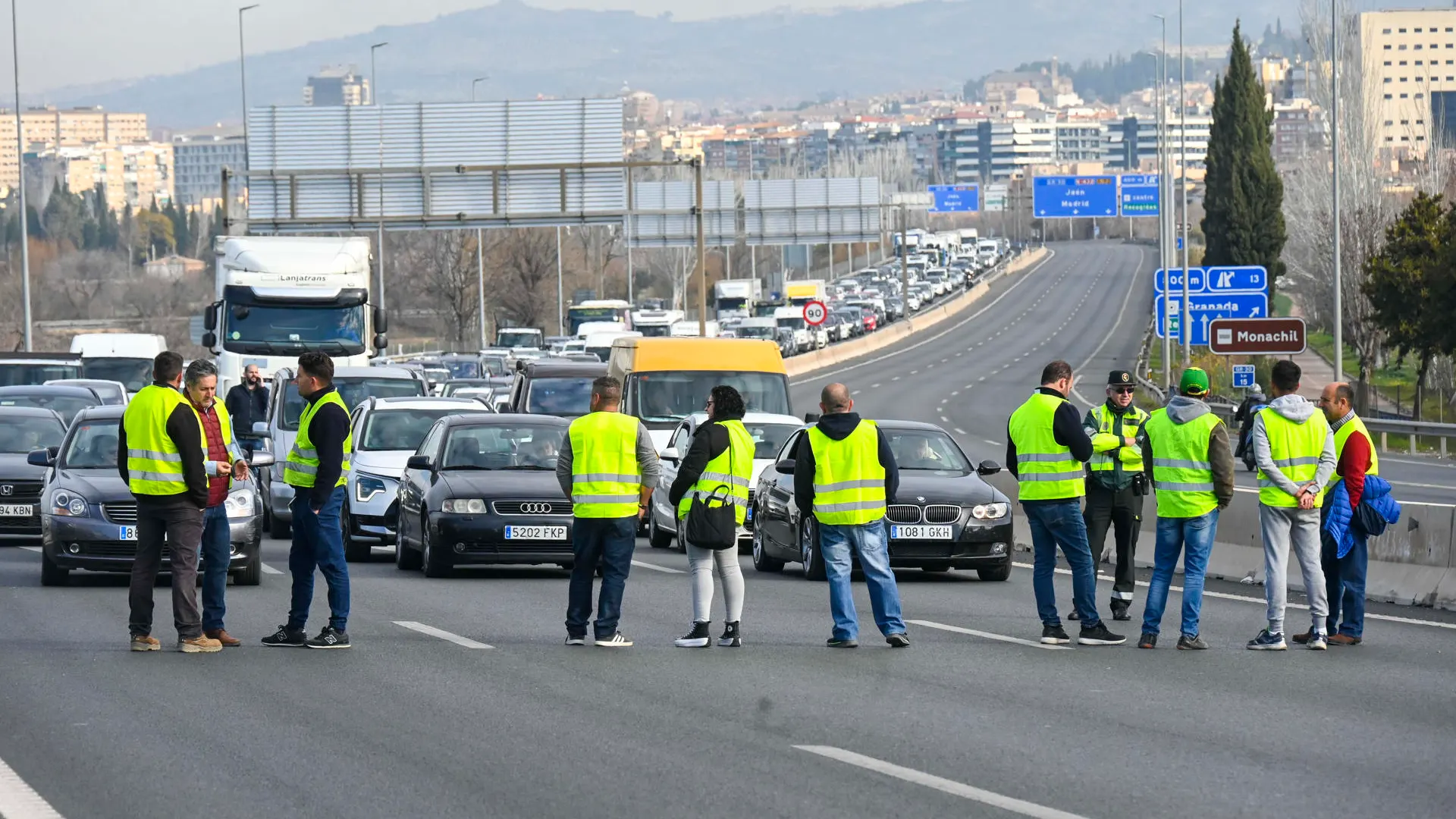 Agricultores y ganaderos granadinos han colapsado este martes la Circunvalación de Granada y mantienen cortados varios tramos de las autovías A-92 y A-44.