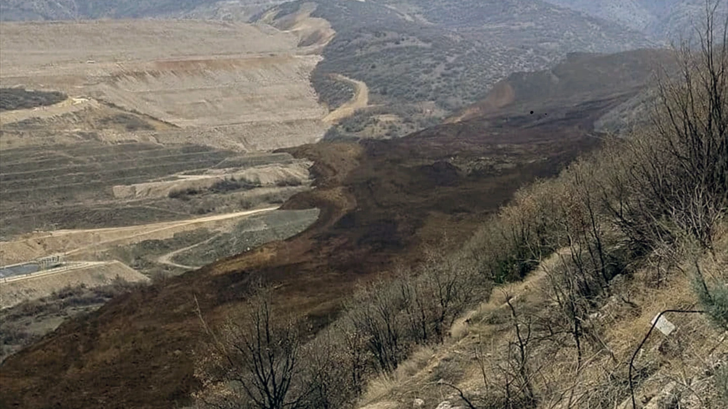Lugar del deslizamiento de tierra que ha sepultado a nueve trabajadores de una mina de oro en Turquía Lugar del deslizamiento de tierra que ha sepultado a nueve trabajadores de una mina de oro en Turquía