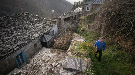 Pepe, uno de los últimos vecinos de la aldea de Muiñou, muestra las calles de San Pedro de Bogo, una aldea que llegó a contar con 170 habitantes en los años 60 y dónde hoy solo habitan cuatro vecinos, a 16 de febrero de 2023. Pepe, uno de los últimos vecinos de la aldea de Muiñou, muestra las calles de San Pedro de Bogo, una aldea que llegó a contar con 170 habitantes en los años 60 y dónde hoy solo habitan cuatro vecinos, a 16 de febrero de 2023.