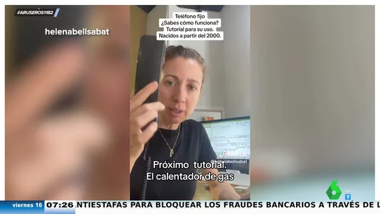 Una madre se ve obligada a explicarle a su hijo de los 2000 cómo usar un teléfono fijo: "Póntelo en el oído" Una madre se ve obligada a explicarle a su hijo de los 2000 cómo usar un teléfono fijo: "Póntelo en el oído"