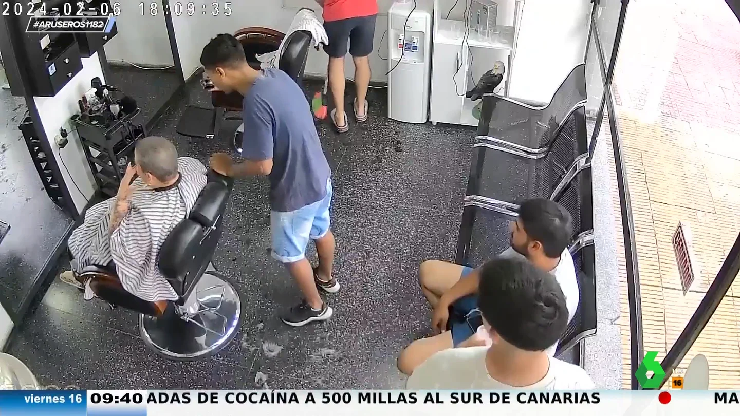 El emotivo gesto de un peluquero con una de sus clientas con cáncer: así se afeita la cabeza en solidaridad El emotivo gesto de un peluquero con una de sus clientas con cáncer: así se afeita la cabeza en solidaridad