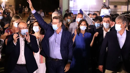 El ex presidente de la Xunta, Alberto Núñez Feijóo, celebrando su victoria en las elecciones gallegas durante la noche electoral del 12J en Santiago de Compostela, A Coruña, Galicia (España) a 12 de julio de 2020. El ex presidente de la Xunta, Alberto Núñez Feijóo, celebrando su victoria en las elecciones gallegas durante la noche electoral del 12J en Santiago de Compostela, A Coruña, Galicia (España) a 12 de julio de 2020.