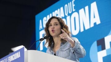 La presidenta de la Comunidad de Madrid, Isabel Díaz Ayuso, interviene durante un mitin de campaña del PPdeG