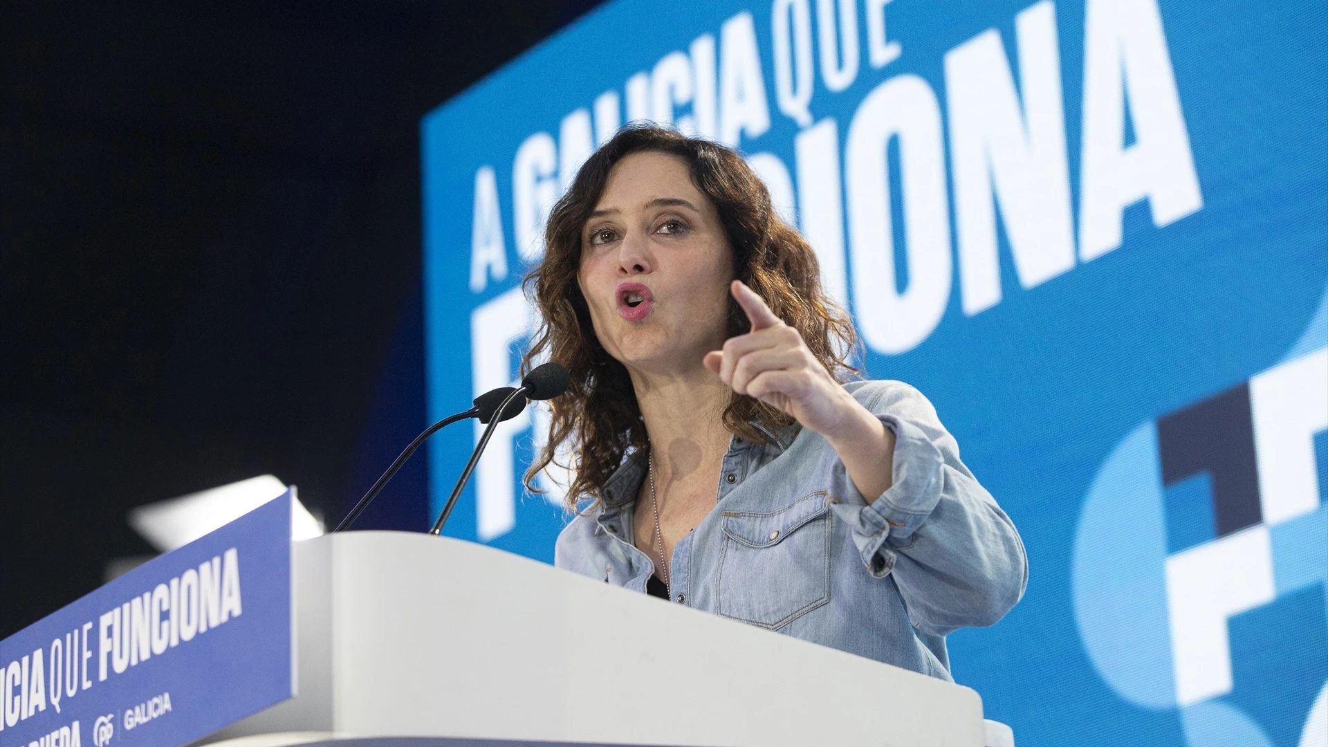 La presidenta de la Comunidad de Madrid, Isabel Díaz Ayuso, interviene durante un mitin de campaña del PPdeG