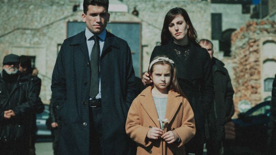 Jaime Lorente y Natalia de Molina, en una escena de 'Mano de hierro'.