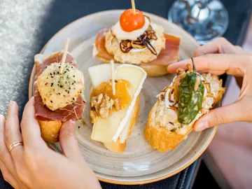 foto de unos pinchos o tapas sobre un plato foto de unos pinchos o tapas sobre un plato