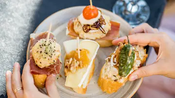 foto de unos pinchos o tapas sobre un plato foto de unos pinchos o tapas sobre un plato