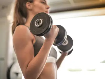 Mujer realizando entrenamiento de fuerza Mujer realizando entrenamiento de fuerza
