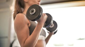 Mujer realizando entrenamiento de fuerza