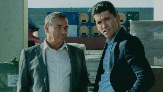 Eduard Fernández y Jaime Lorente son dos de los protagonistas de 'Mano de hierro'.