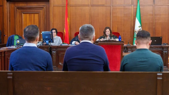 Imágenes de la sala del juicio en Sevilla contra un teniente de la Guardia Civil acusado de colaborar con los narcos Imágenes de la sala del juicio en Sevilla contra un teniente de la Guardia Civil