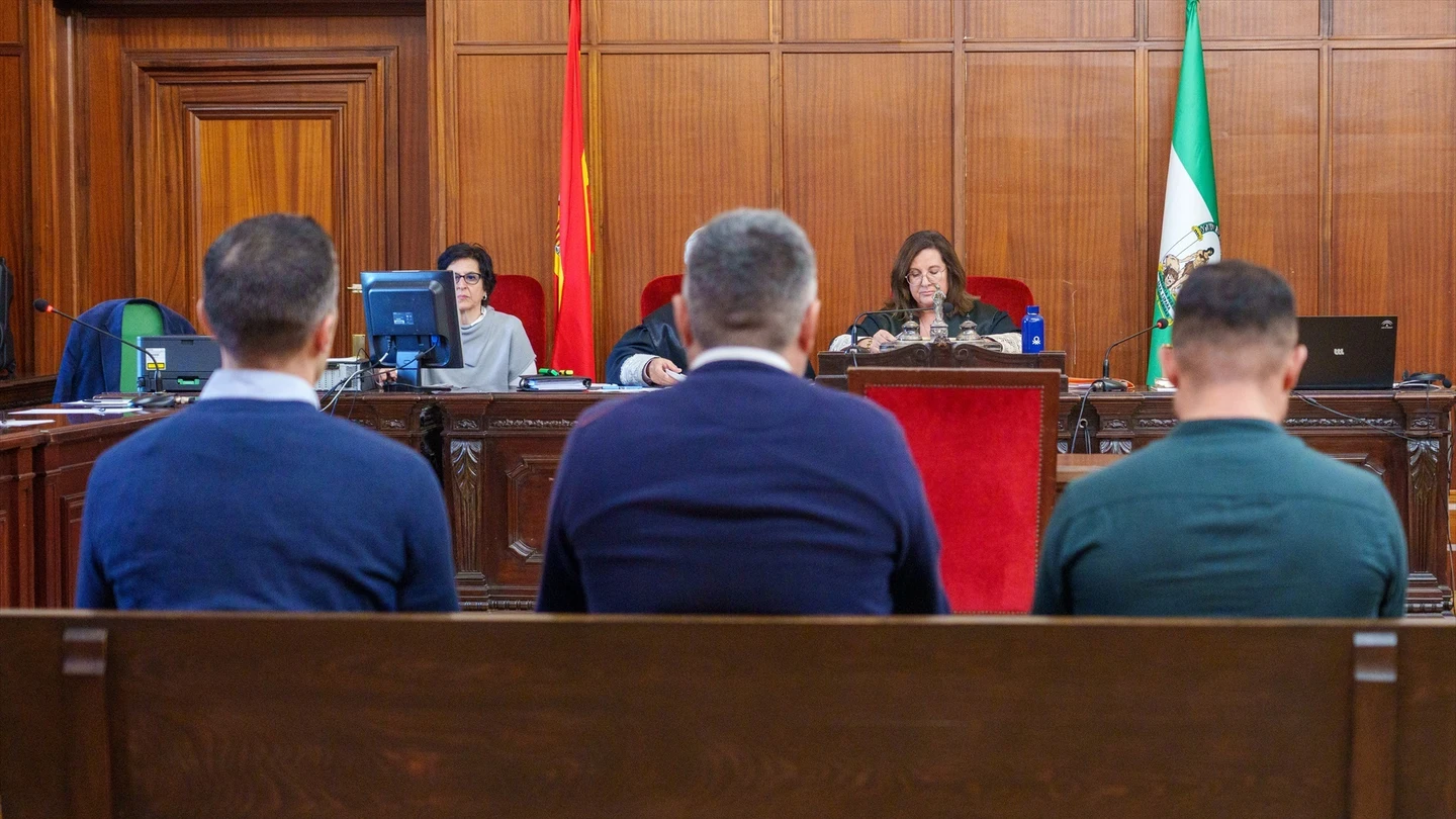 Imágenes de la sala del juicio en Sevilla contra un teniente de la Guardia Civil acusado de colaborar con los narcos Imágenes de la sala del juicio en Sevilla contra un teniente de la Guardia Civil