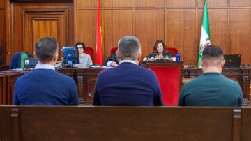 Imágenes de la sala del juicio en Sevilla contra un teniente de la Guardia Civil acusado de colaborar con los narcos