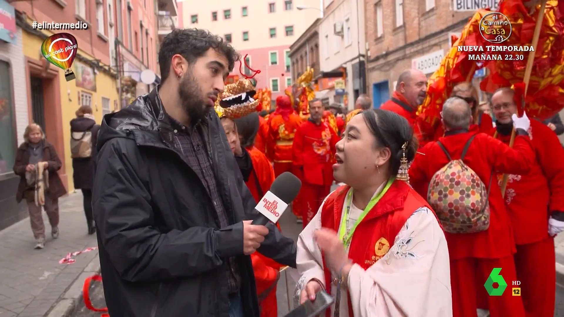 Isma Juárez flipa con la tradición de comer empanadas con una moneda dentro por el Año Nuevo Chino