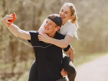 Pareja feliz sacándose un selfie Pareja feliz sacándose un selfie