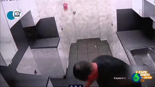 Un repartidor de comida sufre un apretón y caga en el suelo de un edificio Un repartidor de comida sufre un apretón y caga en el suelo de un edificio