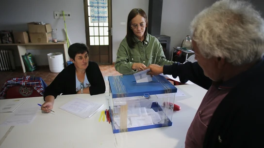 Una persona ejerce su derecho a voto en la mesa electoral del local parroquial de Recelle, en una mesa que agrupa a varias aldeas del entorno, a 28 de mayo de 2023, en Portomarín, O Páramo, Lugo, Galicia (España). Una persona ejerce su derecho a voto en la mesa electoral del local parroquial de Recelle, en una mesa que agrupa a varias aldeas del entorno, a 28 de mayo de 2023, en Portomarín, O Páramo, Lugo, Galicia (España).